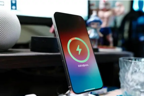 源汇苹果15换屏服务分享用什么充电器给iPhone15充电更好 